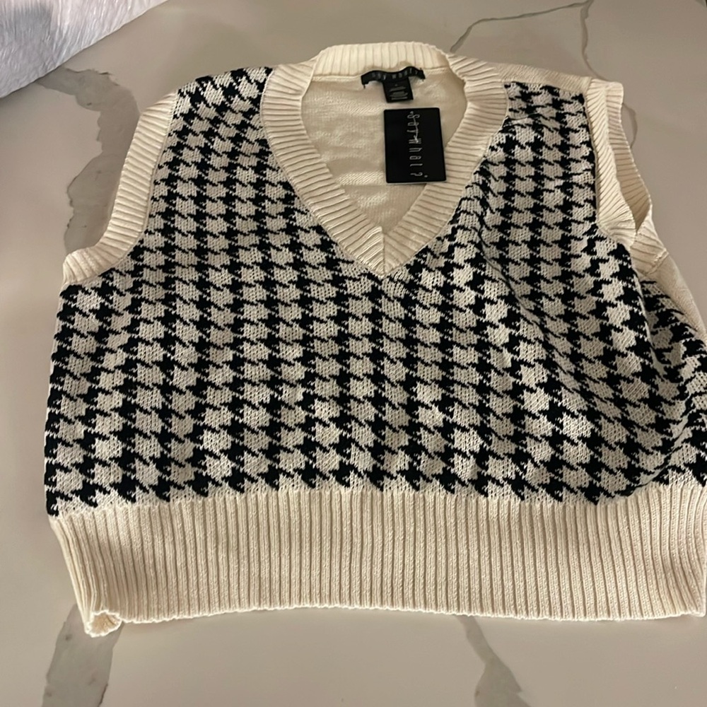 Houndstooth sleeveless v neck sweater NWT